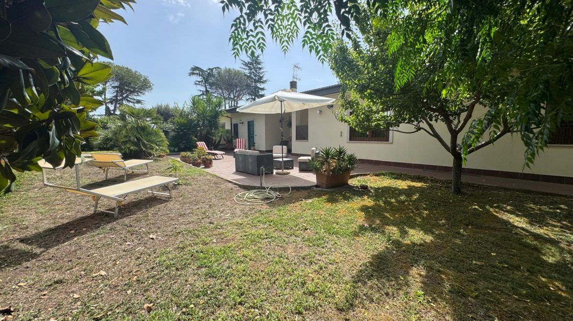 In Via di Fioranello, all’interno di un piccolo ed esclusivo contesto residenziale immerso nel verde e caratterizzato da un’elevata qualità ambientale, proponiamo in vendita una villa indipendente di circa 300 mq, distribuita su due livelli, piano terreno e piano seminterrato. La proprietà si distingue per gli ampi spazi, l’ottimo stato di conservazione e le ottime finiture, oltre che per la straordinaria privacy garantita dal parco privato di circa 3.000 mq, impreziosito da alberi di alto fusto e ideale per vivere pienamente gli spazi esterni. Al piano terreno, la villa offre un’accogliente zona giorno composta da un ampio salone con zona pranzo, cucina, tre camere da letto, cabina armadio e due bagni. Completa il livello un ampio terrazzo panoramico sul giardino di proprietà, perfetto per momenti di relax e convivialità all’aperto. Il piano seminterrato, perfettamente organizzato e funzionale, ospita una caratteristica taverna con camino, cucina, studio, sala hobby, bagno e lavanderia. Gli ambienti si prestano a molteplici utilizzi, offrendo ulteriori spazi per il tempo libero, il lavoro o l’accoglienza degli ospiti. Completano la proprietà tre posti auto coperti. La villa è dotata di certificato di abitabilità ed è classificata in classe energetica E. La posizione offre inoltre un ulteriore elemento di pregio: nelle immediate adiacenze della proprietà si trova un centro sportivo con piscina e campi da tennis, ideale per chi desidera coniugare tranquillità, natura e servizi dedicati allo sport e al tempo libero. Una soluzione ideale per chi cerca una villa di ampie dimensioni, immersa nel verde e dotata di un grande parco privato, che garantisce un'atmosfera riservata e piacevole in ogni stagione, senza rinunciare alla vicinanza a Roma e alla comodità dei servizi. Prezzo richiesto: € 650.000. Una proprietà dalle caratteristiche difficili da trovare sul mercato: grandi dimensioni, ampio parco privato, privacy, qualità degli spazi e un prezzo particolarmente interessante.
